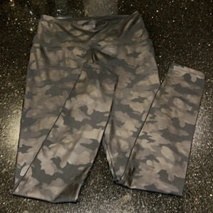 Simply Vera Vera Wang black camouflage leggings